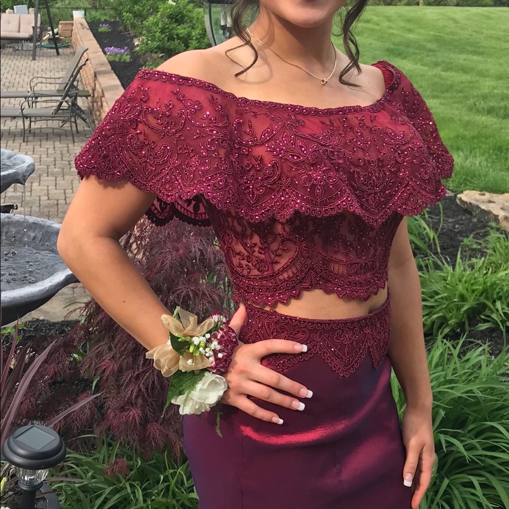 Gorgeous 2- piece gown dress. Size 4, worn 4 hours